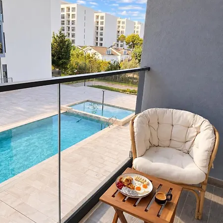 Hola Collection - Poolside Daire *